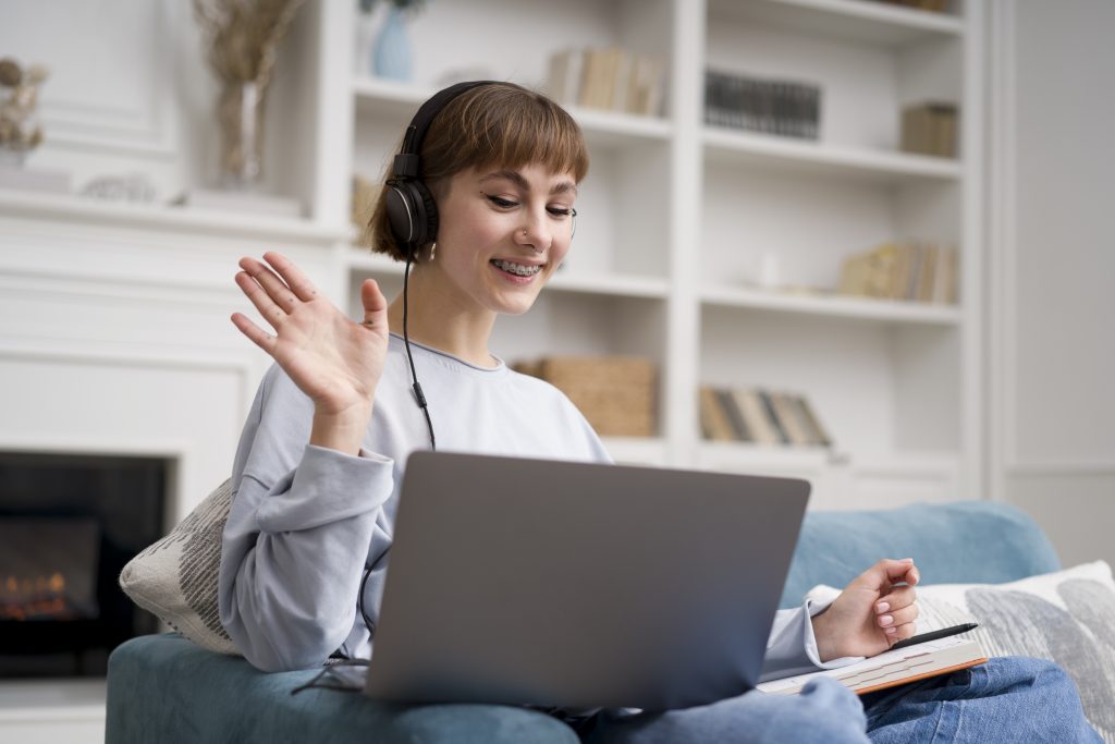 Cómo es el Speaking en Cambridge (ejemplos reales y consejos) 1 woman taking e learning courses Cómo es el Speaking en Cambridge (ejemplos reales y consejos) Proficiency English